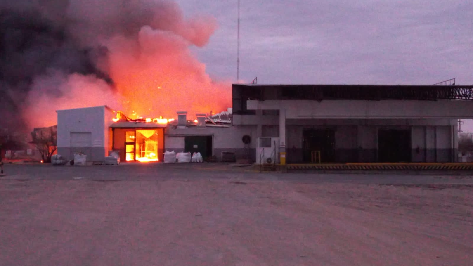 Bomberos combatieron un incendio en la fábrica Dos Anclas de Salinas del Bebedero