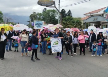 LOS “PARAGUAS POR LA PAZ” DESFILARON POR LA VILLA DE MERLO