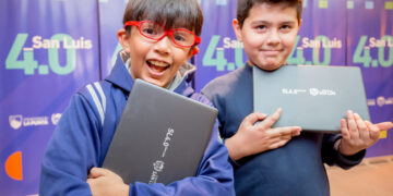 Entrega de computadoras en Quines y Candelaria