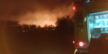 La Toma: bomberos sofocaron el incendio en un campo