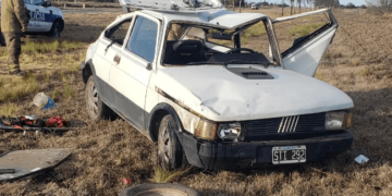 Un auto volcó en la autopista N° 55 y un hombre resultó herido
