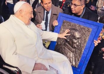La intendenta de Renca entregó regalos al Papa y lo invitó a la localidad