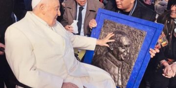 La intendenta de Renca entregó regalos al Papa y lo invitó a la localidad