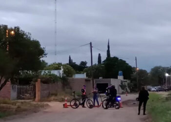Pelea en Quines terminó con destrozos a un vehículo y un herido de cuchillo