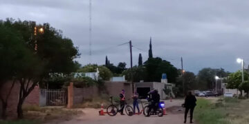 Pelea en Quines terminó con destrozos a un vehículo y un herido de cuchillo