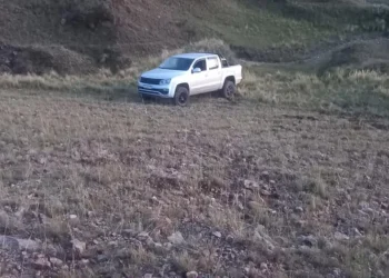 La Carolina: una camioneta pasó de largo en una curva y se precipitó 20 metros por una ladera de las sierras