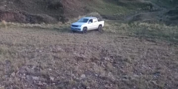 La Carolina: una camioneta pasó de largo en una curva y se precipitó 20 metros por una ladera de las sierras