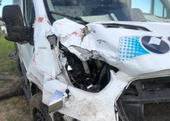 Un utilitario del Correo Argentino chocó contra un auto estacionado en la autopista Saladillo