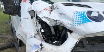 Un utilitario del Correo Argentino chocó contra un auto estacionado en la autopista Saladillo