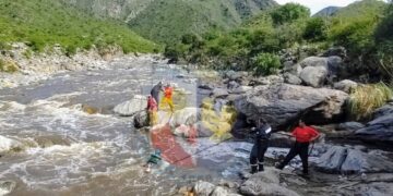 San Francisco del Monte de Oro: efectivos policiales colaboraron en el rescate de una pareja en el río Claro