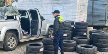 Quines: en un control vehicular, la Policía secuestró neumáticos y diversos elementos valuados en aproximadamente 10 millones de pesos