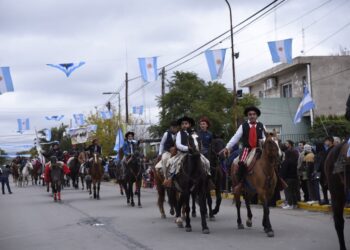 Fervor patriótico en el desfile en San Francisco del Monte de Oro