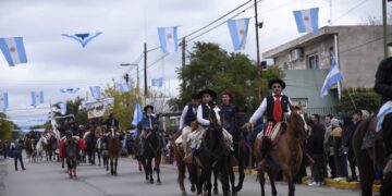 Fervor patriótico en el desfile en San Francisco del Monte de Oro
