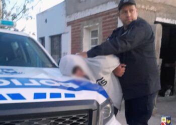 Tras una persecución, detuvieron a dos personas que habían robado elementos usando un inhibidor de alarmas