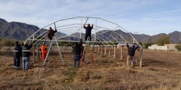 ‘La Crisálida’ armó su invernadero, en un proyecto que busca tejer redes de cooperación