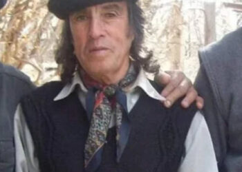 Lo golpearon, lo encerraron y le incendiaron su casilla con él adentro; está grave