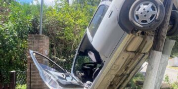 Villa de Merlo: Impresionante choque. Quedó el auto apoyado en vertical contra una luminaria.