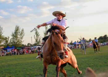Buena Esperanza brilló con una noche histórica de jineteada y folclore.