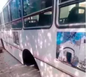 Susto en Villa de Merlo: colectivo pierde dos ruedas mientras transportaba pasajeros