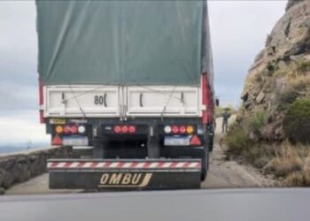 Camino San Francisco / La Carolina quedó obstruida por un camión