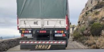 Camino San Francisco / La Carolina quedó obstruida por un camión