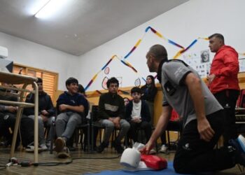 Estudiantes de La Carolina recibieron una charla sobre primeros auxilios
