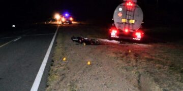 Candelaria: dos jóvenes resultaron heridos tras el choque entre una moto y un camión en la ruta nacional 79