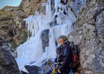 El Salto del Tigre se congeló y aventureros aprovecharon para caminar sobre el hielo y hacer rapel
