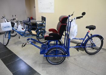 Tres alumnas pedalean de manera inclusiva con las Tubi adaptadas