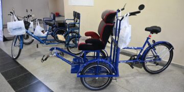 Tres alumnas pedalean de manera inclusiva con las Tubi adaptadas