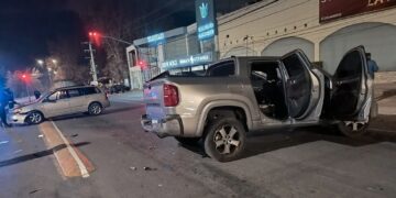 Accidente frente a un supermercado en Juana Koslay, dejó dos heridos.