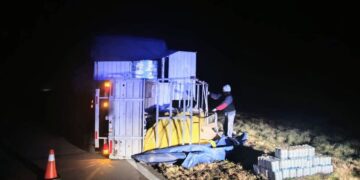 Un camión volcó parte de su carga en la ruta nacional 188, cerca de Nueva Galia