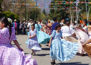 Leandro N Alem celebró sus 144 años con una colorida fiesta popular