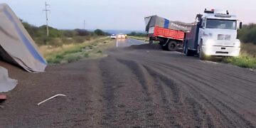 Un camión volcó en la ruta 147: el conductor resultó ileso