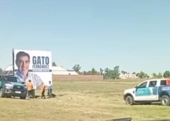 Bajan cartelería del Gato Fernández con vehículos oficiales
