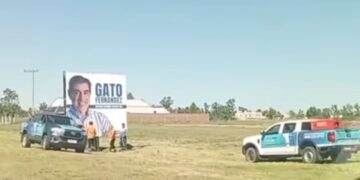 Bajan cartelería del Gato Fernández con vehículos oficiales