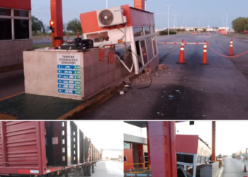 Desaguadero: un camión que transportaba una estructura de hierro chocó y destrozó una cabina de peaje; no hubo personas heridas