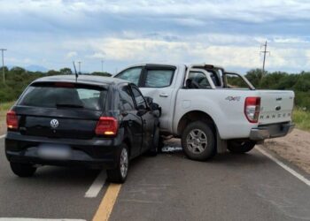 Una familia fue hospitalizada tras el choque entre un auto y una camioneta en la ruta nacional 147