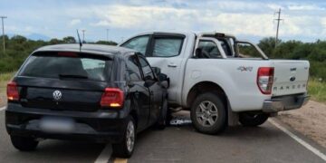 Una familia fue hospitalizada tras el choque entre un auto y una camioneta en la ruta nacional 147