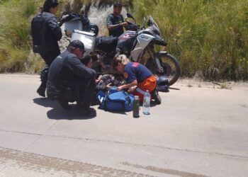 Una motociclista viajera se accidentó en un badén y bomberos de La Carolina la asisitieron