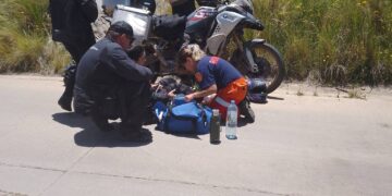 Una motociclista viajera se accidentó en un badén y bomberos de La Carolina la asisitieron