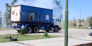 Una batea con cenizas mal apagadas se prendió fuego camino a la planta de reciclado
