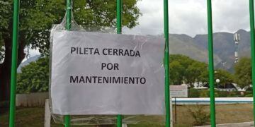 Curioso, plena temporada y pileta cerrada