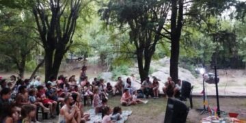 Funciones al aire libre, elencos invitados y una agenda teatral activa en El Trapiche