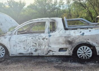 Sofocaron un incendio vehicular y de malezas sobre la ruta nacional 146