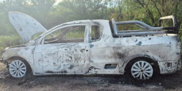 Sofocaron un incendio vehicular y de malezas sobre la ruta nacional 146