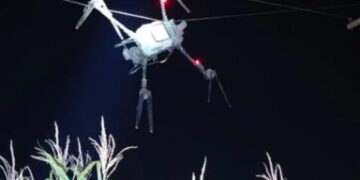 Naschel: Un drone agrícola provocó inconvenientes al quedar colgado en el tendido eléctrico