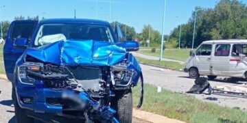 Saladillo: una joven y una mujer resultaron heridas tras el choque entre una camioneta y una furgoneta en la ruta provincial 20