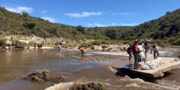 Asisten a familias afectadas por las inundaciones en el departamento San Martín