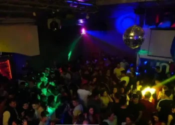 Candelaria: le cayó una bola de espejos en la cabeza en un boliche